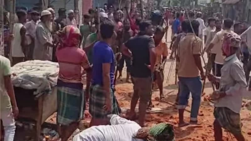 বাহুবলে টমটম স্ট্যান্ড দখল নিয়ে দুই পক্ষের সংঘর্ষ,...