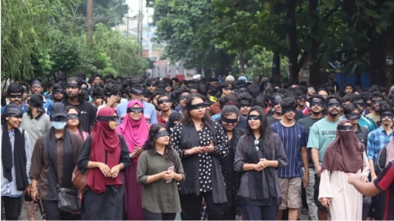 নবম দিনে কালো কাপড়ে চোখ বেঁধে চুয়েট শিক্ষার্থীদের প্রতিব...