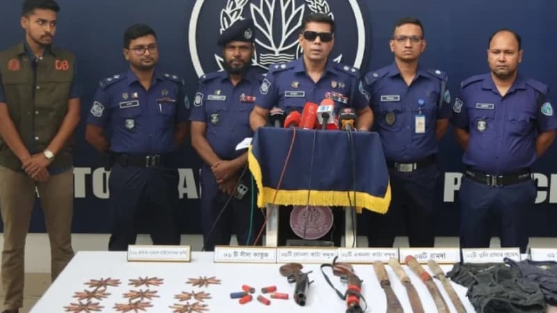 রাউজানে সন্ত্রাসীর গুলিতে ১২ পুলিশ সদস্য আহত