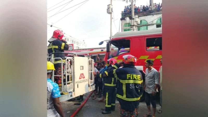 গাজীপুরে গার্মেন্টস কারখানায় আগুন, ধোঁয়ায় অসুস্থ ৭...