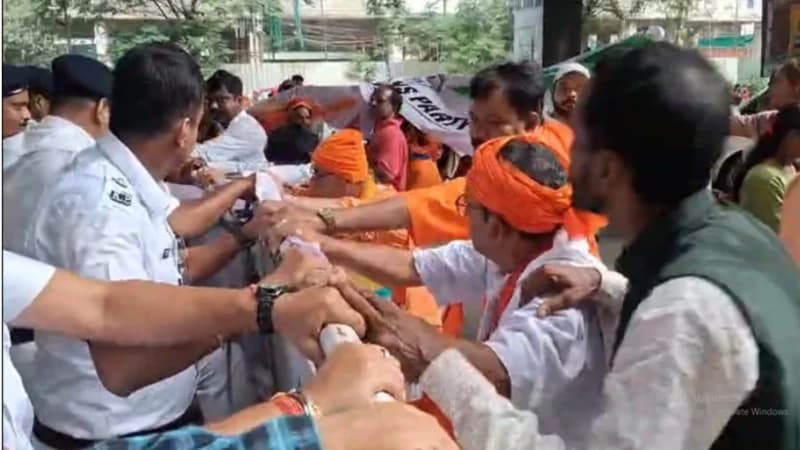 চিন্ময়ের মুক্তির দাবিতে কলকাতায় বাংলাদেশ মিশন ঘেরা...