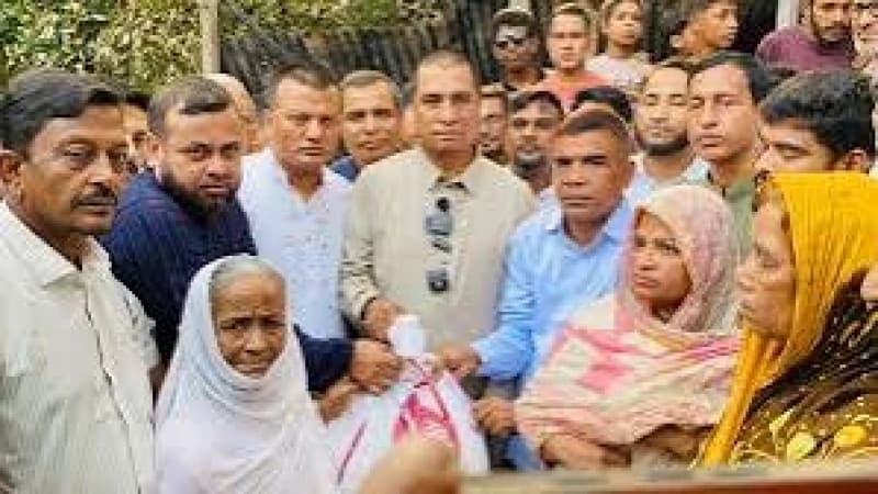 পটিয়ার জঙ্গলখাইনে অগ্নিদুর্গতদের পাশে এমপি এনামুল হক, বি...