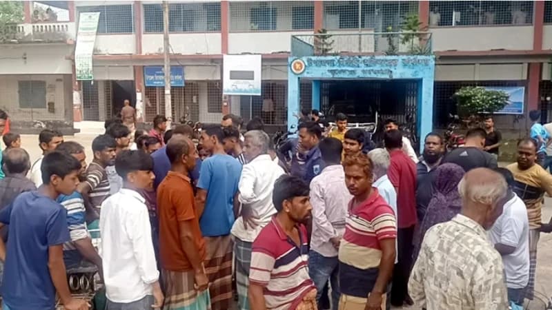 হাসিল দেওয়ার পরও কৃষককে মারধরের অভিযোগ, ইউএনও কার্যালয় ও...