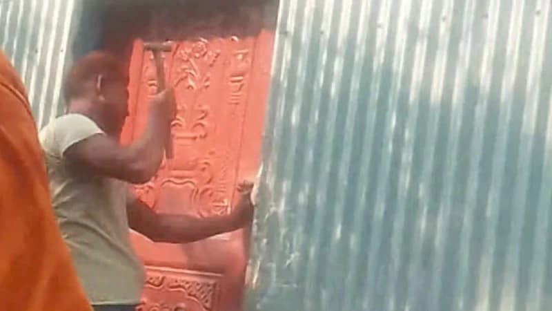 মাদারগঞ্জে প্রবাসীর ঘরের তালা ভেঙে টাকা-স্বর্ণ লুটের অভি...