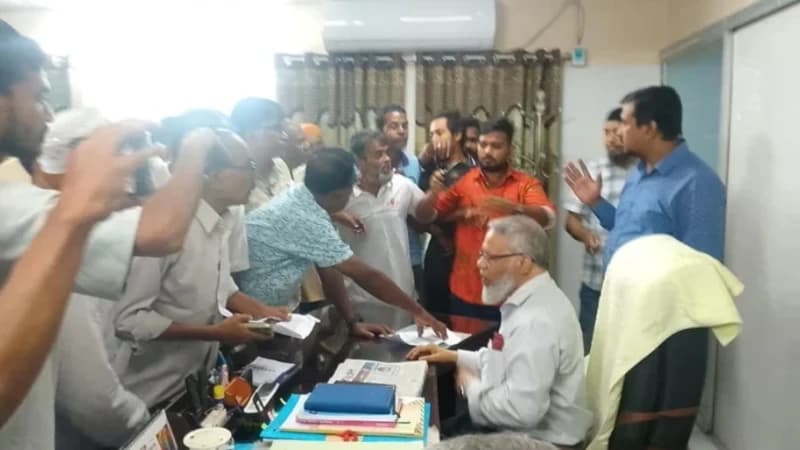 ‘মব’ করে ভিসির পদত্যাগপত্রে সই: বিএনপি নেতা গ্রেপ্তার, থ...