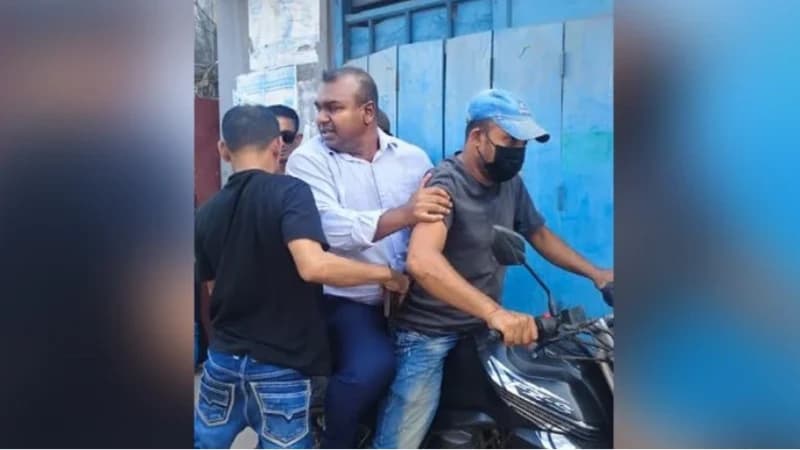 খুলনায় সাব রেজিস্ট্রারকে তুলে নেওয়ার অভিযোগ, ৪০ মি...