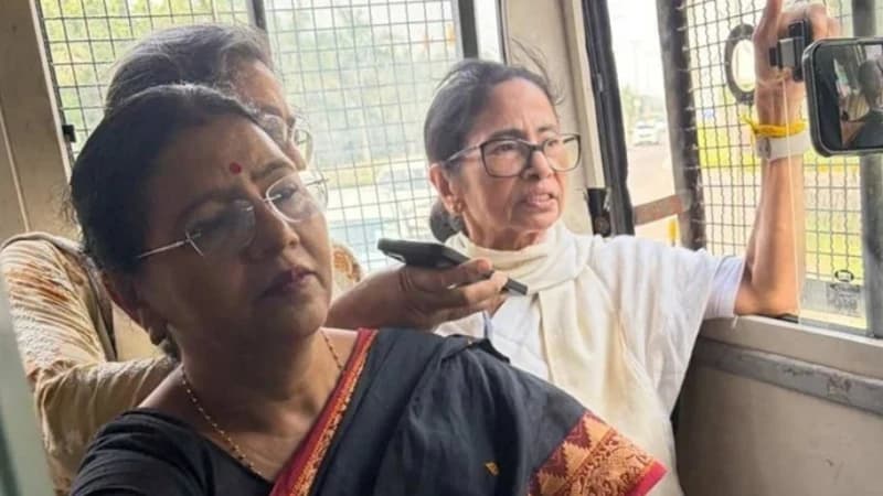 আটক হওয়ার পরও মমতার ঘোষণা: দেশে কী ঘটছে সবাই জানে,...