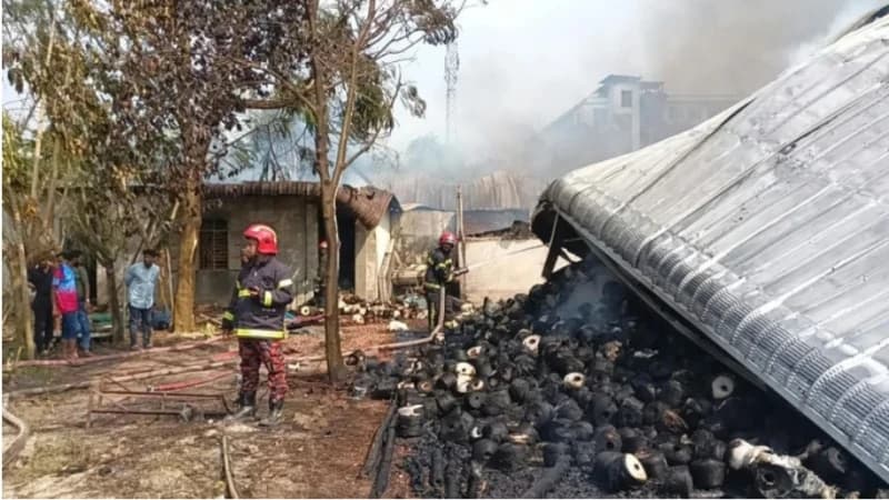 গাজীপুরে ডিবিএল পোশাক কারখানার গোডাউনে আগুন, নিয়ন্ত্রণে কাজ করছে ৯ ইউনিট