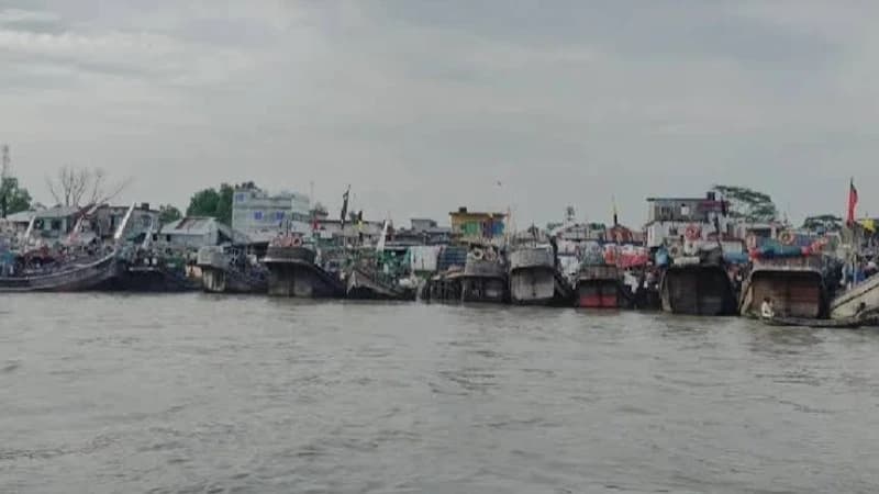 নিষেধাজ্ঞা শেষ মধ্যরাতে, সাগরে মাছ ধরতে প্রস্তুত অর্ধশতাধিক ট্রলার