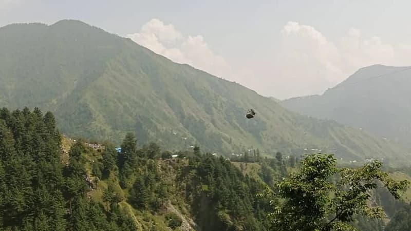 পাকিস্তানের পার্বত্য এলাকায় ক্যাবল কারে আটকা পড়া সবাইকে জীবিত উদ্ধার
