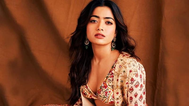 নতুন আলোচনায় কেন্দ্র রেশমিকা