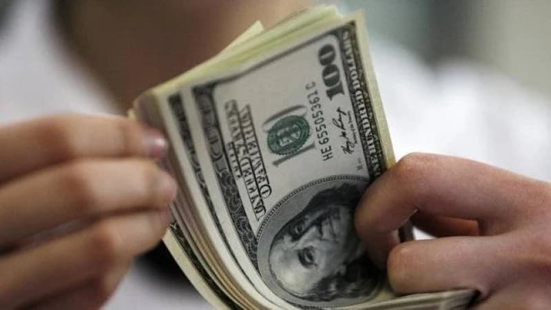 বেশি দামে ডলার কেনাবেচায় স্থগিত সাত মানি চেঞ্জারের লাইসেন্স