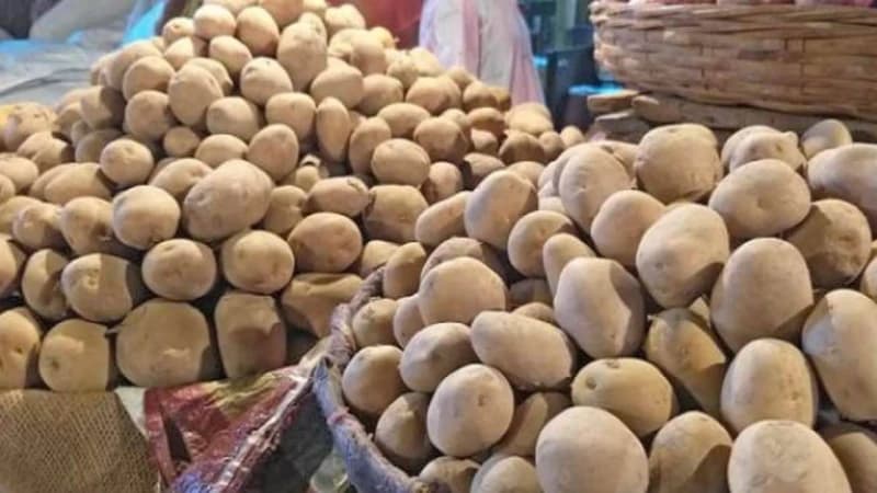 ব্যবসায়ীদের সঙ্গে আলোচনা হতে পারে আলুর দাম কমাতে