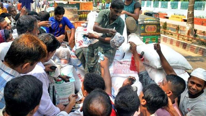 খালি হাতে ফিরলেন টিসিবির কয়েক শ কার্ডধারী লাইনে দাঁড়িয়ে
