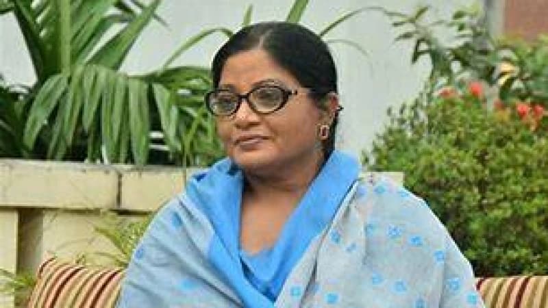 প্রথমবার পরিচালনায় ডলি জহুর