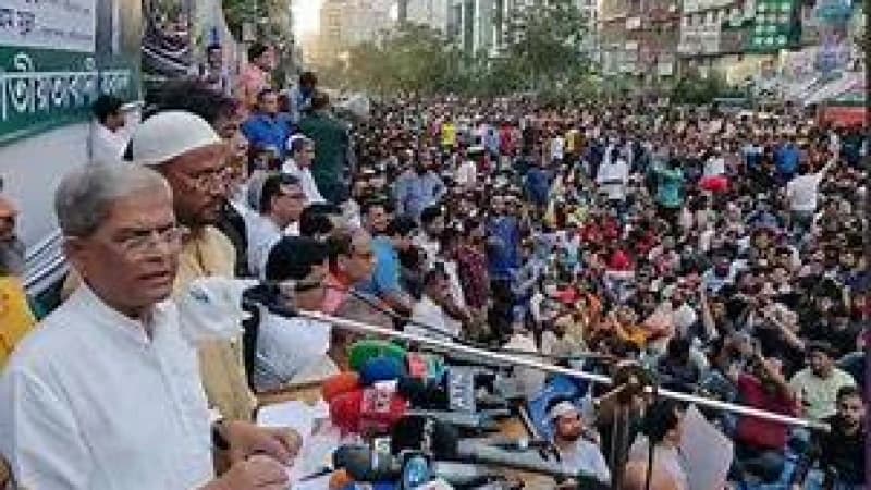 মানুষের দৃষ্টি সরাতে সরকার নিজেই আগুন লাগাচ্ছে: মির্জা ফখরুল