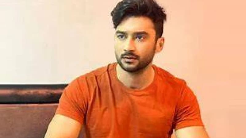 ৩ বছর পর বিয়ের খবর প্রকাশ্যে আনলেন রোশান