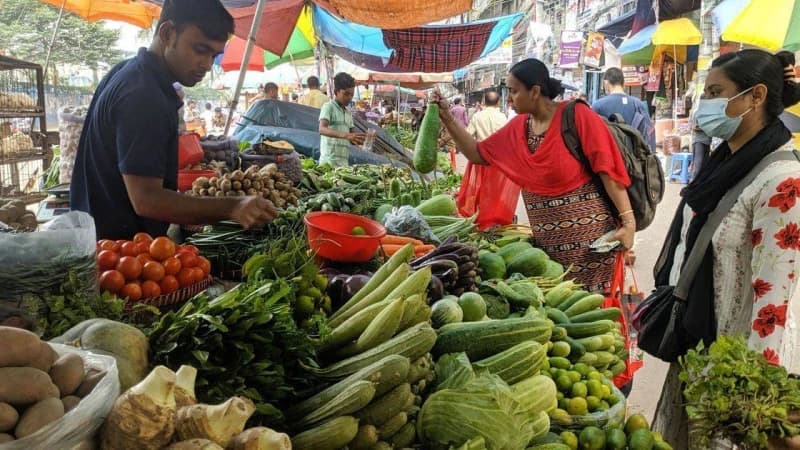 নিত্যপণ্যের উচ্চমূল্যে স্বাভাবিক জীবনযাপনে হিমশিম খাচ্ছে সাধারণ মানুষ নিত্যপণ্যের উচ্চমূল্যে স্বাভাবিক জীবনযাপনে হিমশিম খাচ্ছে সাধারণ মানুষ