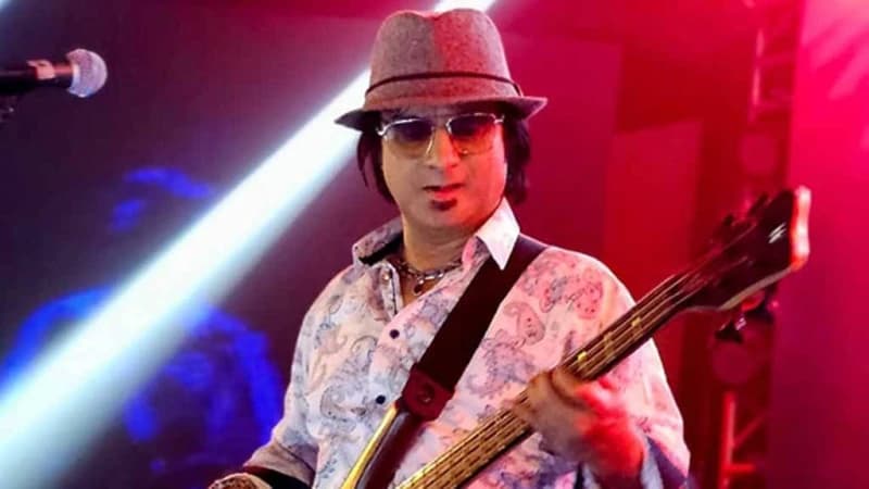 মায়ের কবরের পাশে বাবার কবরে শায়িত হলেন ব্যান্ডতারকা শাফিন আহমেদ মায়ের কবরের পাশে বাবার কবরে শায়িত হলেন ব্যান্ডতারকা শাফিন আহমেদ