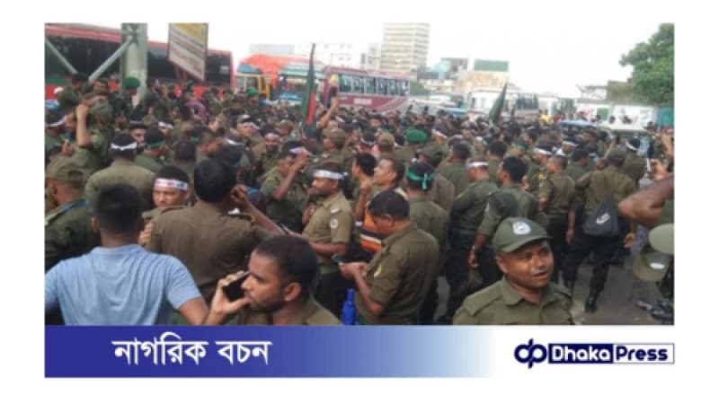 নাশকতার মামলায় সিএমএম আদালতে ৮ শতাধিক আনসার নাশকতার মামলায় সিএমএম আদালতে ৮ শতাধিক আনসার