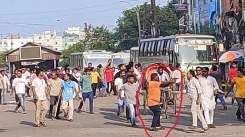 নারায়ণগঞ্জে বিএনপির দুই পক্ষের মধ্যে বাসের নিয়ন্ত্রণ নিয়ে সংঘর্ষ, ১০ আহত নারায়ণগঞ্জে বিএনপির দুই পক্ষের মধ্যে বাসের নিয়ন্ত্রণ নিয়ে সংঘর্ষ, ১০ আহত