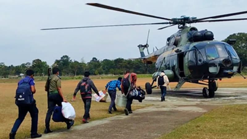 সাজেক অবরোধ: হাজার হাজার পর্যটক আটকে, হেলিকপ্টারে উদ্ধার সাজেক অবরোধ: হাজার হাজার পর্যটক আটকে, হেলিকপ্টারে উদ্ধার