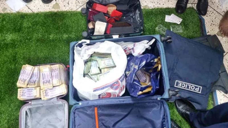 সাবেক এমপির ছেলের শ্বশুরবাড়িতে কোটি টাকা, দামি গাড়ি ও বুলেটপ্রুফ জ্যাকেট উদ্ধার: গ্রেপ্তার তিন সাবেক এমপির ছেলের শ্বশুরবাড়িতে কোটি টাকা, দামি গাড়ি ও বুলেটপ্রুফ জ্যাকেট উদ্ধার: গ্রেপ্তার তিন