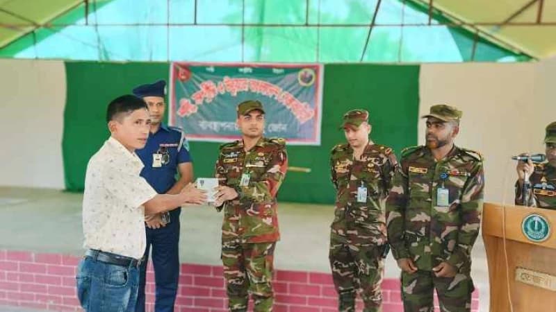 লংগদুতে অসচ্ছল পাহাড়ি বাঙালির মাঝে সেনাবাহিনীর সহায়তা প্রদান লংগদুতে অসচ্ছল পাহাড়ি বাঙালির মাঝে সেনাবাহিনীর সহায়তা প্রদান