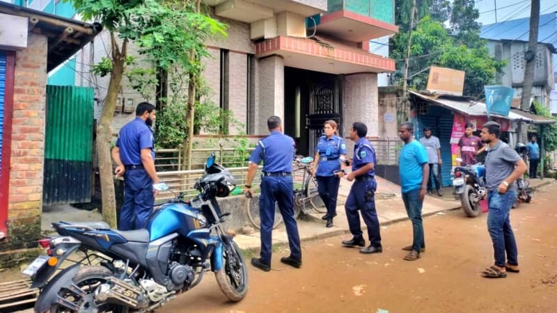 নওগাঁয় ভোররাতে যুবদল নেতার বাড়িতে ডাকাতি, টাকা স্বর্ণালংকার লুট নওগাঁয় ভোররাতে যুবদল নেতার বাড়িতে ডাকাতি, টাকা স্বর্ণালংকার লুট