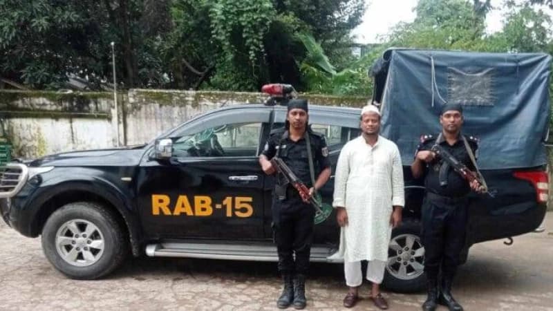 ড্রাইভার থেকে কোটিপতি বনে যাওয়া সী লাইন বাদশা আটক! ড্রাইভার থেকে কোটিপতি বনে যাওয়া সী লাইন বাদশা আটক!