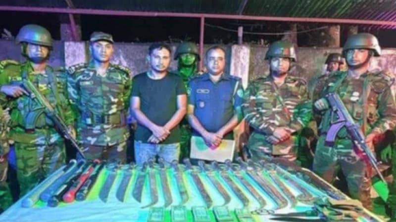 কুমিল্লায় যৌথ বাহিনীর অভিযান: বিপুল অস্ত্রসহ এক ব্যক্তি গ্রেফতার কুমিল্লায় যৌথ বাহিনীর অভিযান: বিপুল অস্ত্রসহ এক ব্যক্তি গ্রেফতার