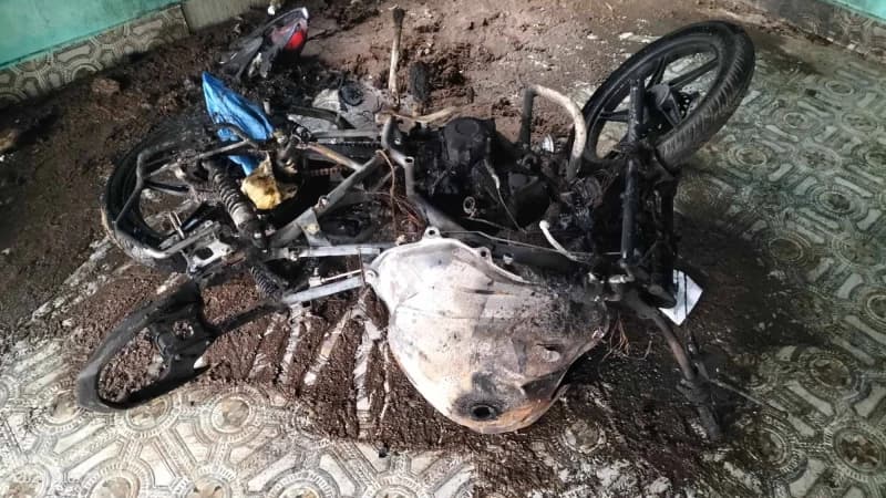 সাংবাদিকের বাসায় মোটরসাইকেল পুড়িয়ে দিয়েছে দুর্বৃত্ত সাংবাদিকের বাসায় মোটরসাইকেল পুড়িয়ে দিয়েছে দুর্বৃত্ত