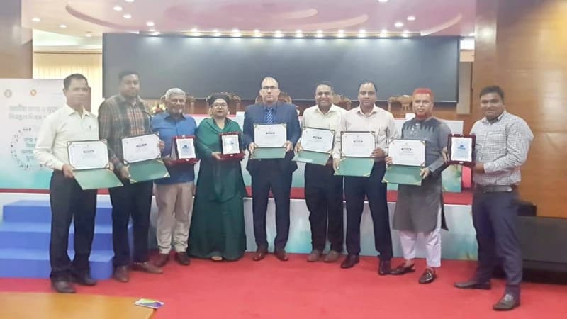 জাতীয় পর্যায়ে টানা তৃতীয়বারের মত দেশ সেরা ডিডিএলজি হিসেবে সম্মাননা পেলেন সিরাজগঞ্জের ভারপ্রাপ্ত জেলা প্রশাসক মোহাম্মদ তোফাজ্জল হোসেন জাতীয় পর্যায়ে টানা তৃতীয়বারের মত দেশ সেরা ডিডিএলজি হিসেবে সম্মাননা পেলেন সিরাজগঞ্জের ভারপ্রাপ্ত জেলা প্রশাসক মোহাম্মদ তোফাজ্জল হোসেন