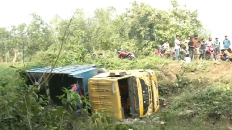 মেহেরপুর সড়কে পুনরায় ডাকাতির চক্রান্ত: দুইজন আহত মেহেরপুর সড়কে পুনরায় ডাকাতির চক্রান্ত: দুইজন আহত