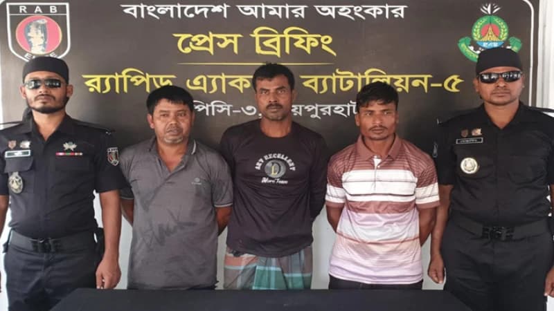 নওগাঁয় ছিনতাইকারী চক্রের মূলহোতা গ্রেফতার নওগাঁয় ছিনতাইকারী চক্রের মূলহোতা গ্রেফতার