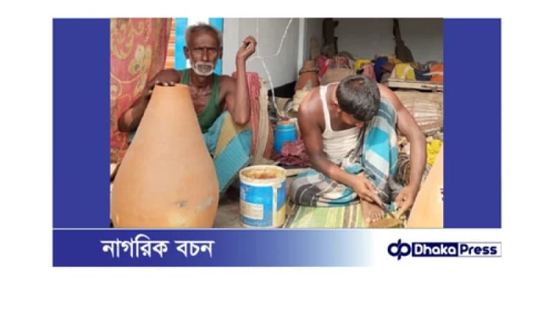লালমনিরহাটে দেশীয় বাদ্যযন্ত্র তৈরি করেই চলে বাবা-ছেলের সংসার লালমনিরহাটে দেশীয় বাদ্যযন্ত্র তৈরি করেই চলে বাবা-ছেলের সংসার