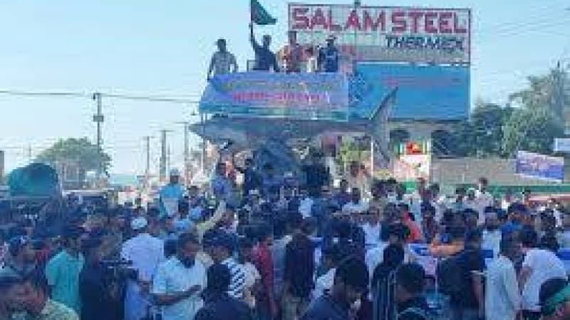 সেন্টমার্টিনে পর্যটন সীমিত করার প্রতিবাদে কক্সবাজারে সড়ক অবরোধ সেন্টমার্টিনে পর্যটন সীমিত করার প্রতিবাদে কক্সবাজারে সড়ক অবরোধ