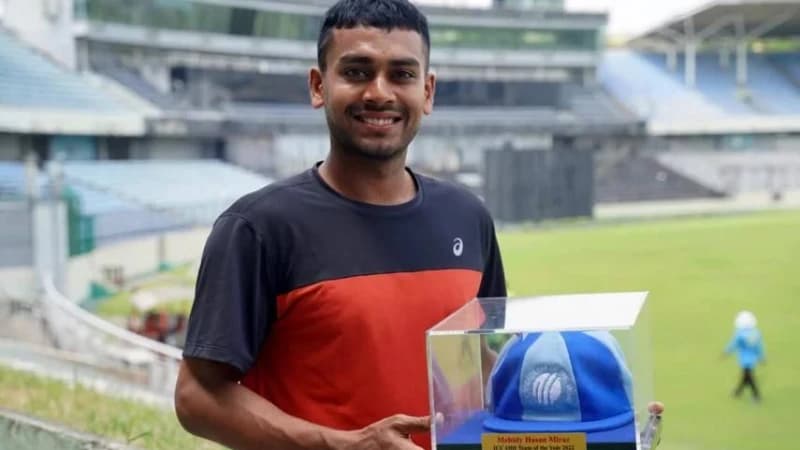 আইসিসির পুরস্কার হাতে পেলেন মিরাজ আইসিসির পুরস্কার হাতে পেলেন মিরাজ