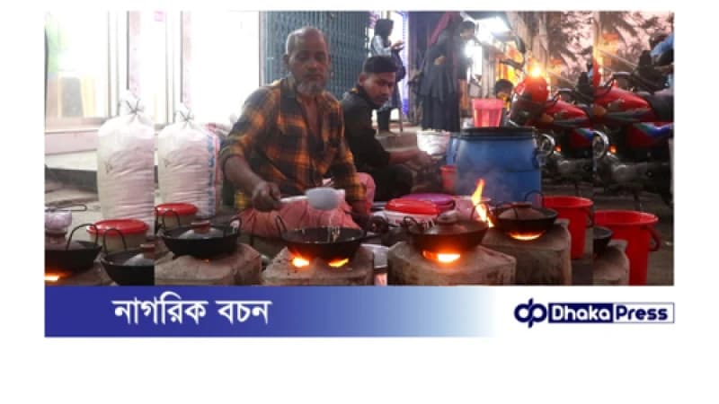 গাইবান্ধায় রাস্তার মোড়ে জমে উঠেছে শীতের পিঠার দোকান গাইবান্ধায় রাস্তার মোড়ে জমে উঠেছে শীতের পিঠার দোকান