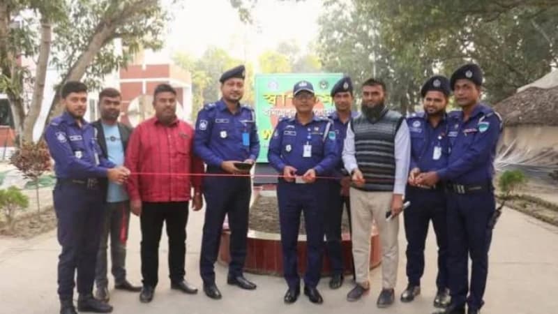 ভোমরা ইমিগ্রেশন চেকপোস্ট ফলক উন্মোচন করলেন পুলিশ সুপার মনিরুল ইসলাম। ভোমরা ইমিগ্রেশন চেকপোস্ট ফলক উন্মোচন করলেন পুলিশ সুপার মনিরুল ইসলাম।