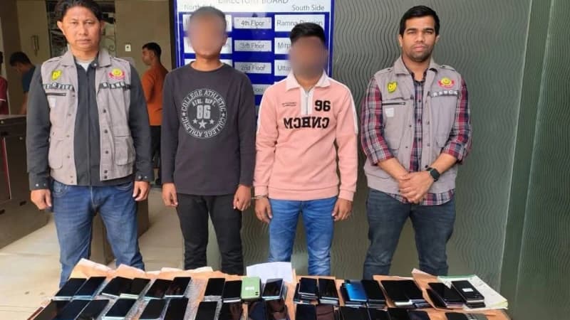 ভারত থেকে শুল্ক ফাঁকি দিয়ে অবৈধ পথে আনা ১৮৩টি মোবাইল ফোন উদ্ধারসহ চক্রের দুইজনকে গ্রেফতার করেছে ডিবি ভারত থেকে শুল্ক ফাঁকি দিয়ে অবৈধ পথে আনা ১৮৩টি মোবাইল ফোন উদ্ধারসহ চক্রের দুইজনকে গ্রেফতার করেছে ডিবি