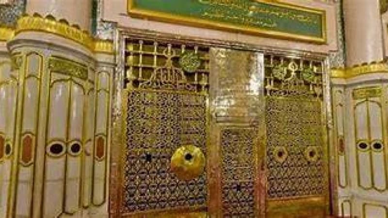 নবীজির রওজায় উঁচু আওয়াজ নিষিদ্ধ নবীজির রওজায় উঁচু আওয়াজ নিষিদ্ধ