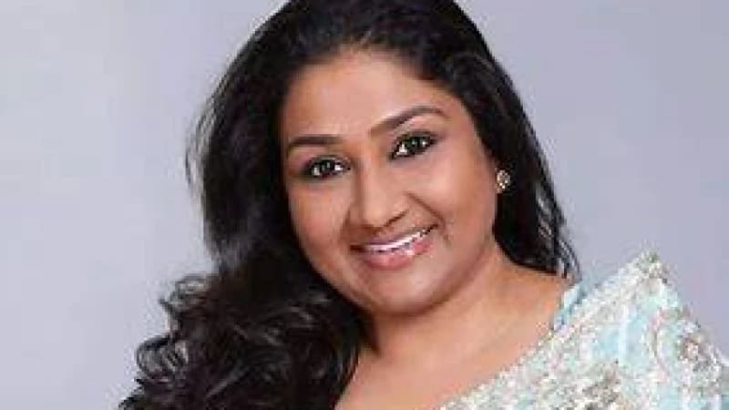 শাড়ি পরাতেই দুই লাখ টাকা নেন ডলি শাড়ি পরাতেই দুই লাখ টাকা নেন ডলি