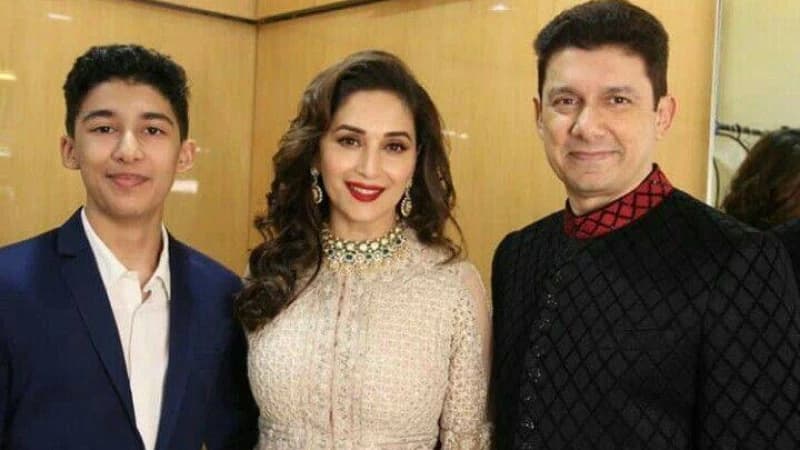 গর্বিত ছেলের জন্য মাধুরী-নেনে গর্বিত ছেলের জন্য মাধুরী-নেনে