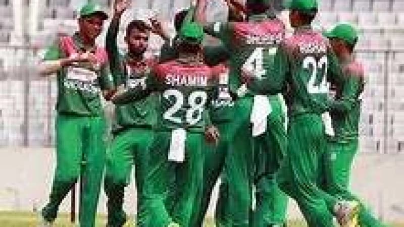 সিংহের অসহায় আত্মসমর্পণ বাঘের হুঙ্কারে সিংহের অসহায় আত্মসমর্পণ বাঘের হুঙ্কারে
