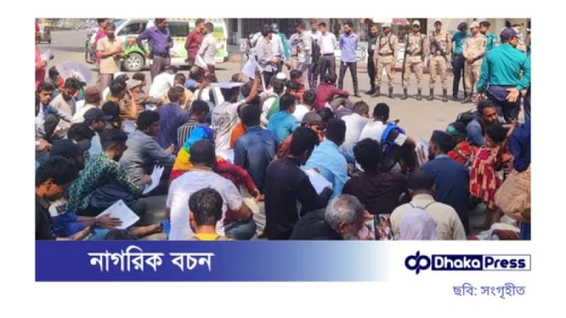ড. ইউনূসের কার্যালয়ের সামনে জুলাই আন্দোলনে আহতদের অবস্থান ড. ইউনূসের কার্যালয়ের সামনে জুলাই আন্দোলনে আহতদের অবস্থান