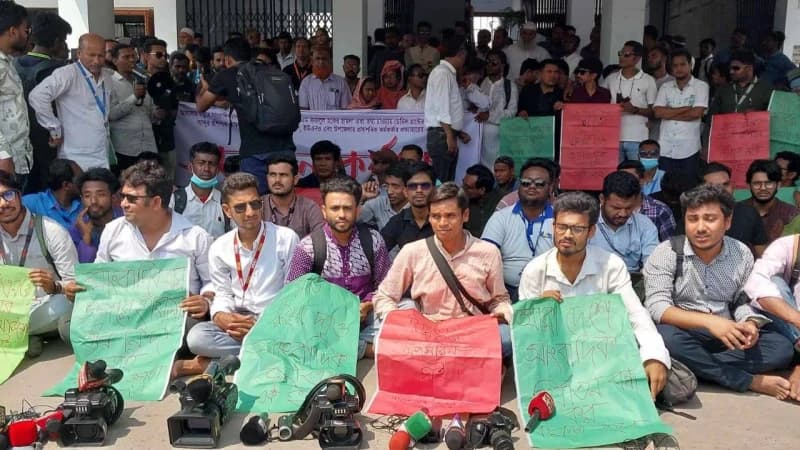 নাটোরে সাংবাদিকদের অবস্থান কর্মসূচি নাটোরে সাংবাদিকদের অবস্থান কর্মসূচি