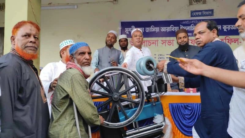 চাঁপাইনবাবগঞ্জে ইফতারহুইল চেয়ার ও আর্থিক সহায়তা প্রদান চাঁপাইনবাবগঞ্জে ইফতারহুইল চেয়ার ও আর্থিক সহায়তা প্রদান