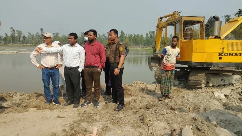 দখলমুক্ত করতে চাকিরপশার নদে উচ্ছেদ অভিযান দখলমুক্ত করতে চাকিরপশার নদে উচ্ছেদ অভিযান
