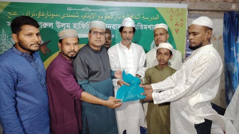 এডভোকেট এম.ওমর ফারুকের নিজস্ব অর্থায়নে মাদ্রাসা ও এতিম ছাত্রদের মাঝে ঈদের নতুন পোশাক বিতরন। এডভোকেট এম.ওমর ফারুকের নিজস্ব অর্থায়নে মাদ্রাসা ও এতিম ছাত্রদের মাঝে ঈদের নতুন পোশাক বিতরন।